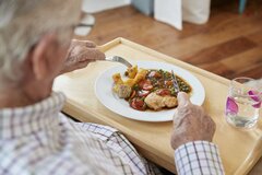 「70歳代・ひとりの老後」単身世帯の貯蓄額中央値は500万円、国民年金は平均約5万円。シニアの老後生活を調査