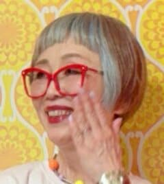 【63歳マダム】『E.T.』のTシャツをおしゃれに着こなす！ブルーのロングスカートと合わせた派手コーデに「可愛いです！」の声