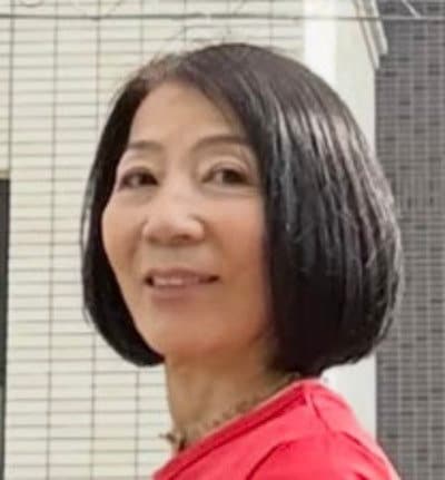【69歳マダム】”赤Tシャツ×黒ロングスカート”で大人カジュアルコーデ！おしゃれなボーダーレイヤードに「真似したい！」の声