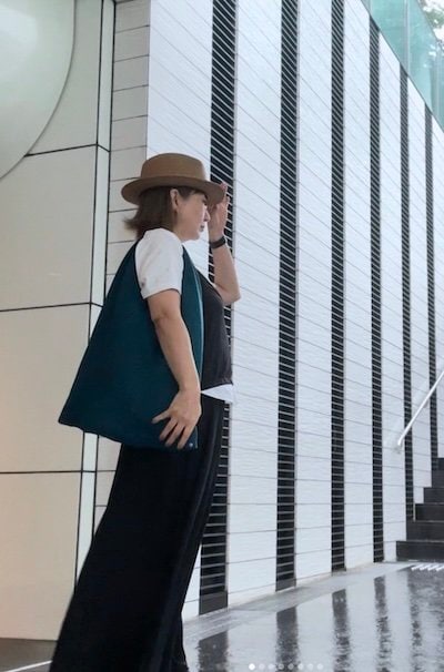 【60歳スタイリスト】大人のモノトーンコーデに反響　「ハットやサンダル」で季節感をプラス