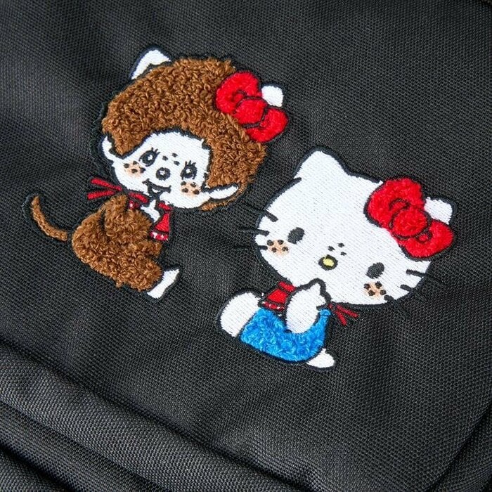仲良く並んだモンチッチとハローキティが丁寧に刺繍されたフロントデザイン