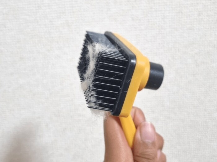 カット後の毛をブラシにつけてクリーニング機能を試してみました!