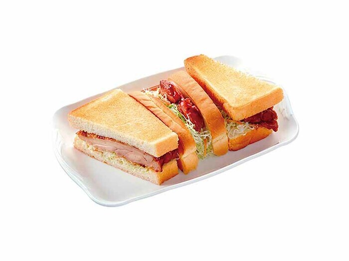 肉厚のチキンとたっぷりのキャベツに、特製ソースを染み込ませたホットサンド。