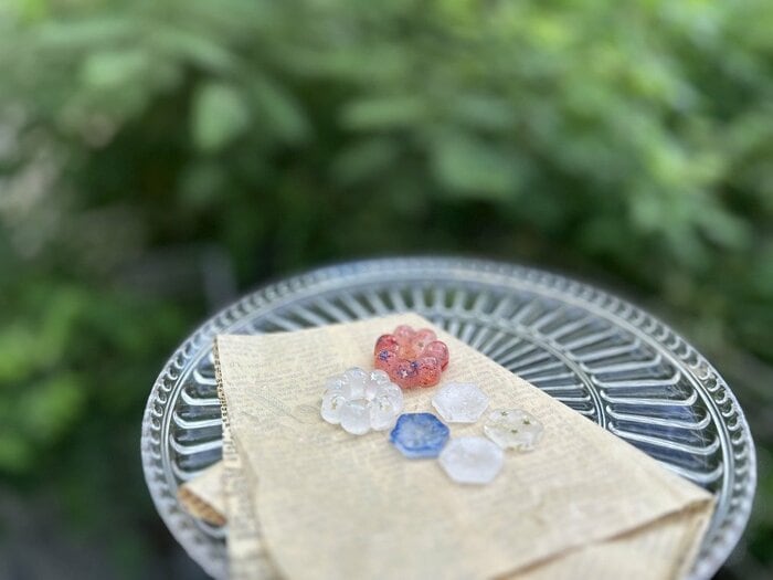 絵具とスパンコールでアレンジした石けん