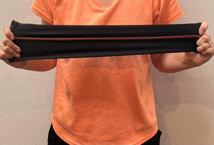 触り心地はサラッとしており、伸縮性はほとんどなし