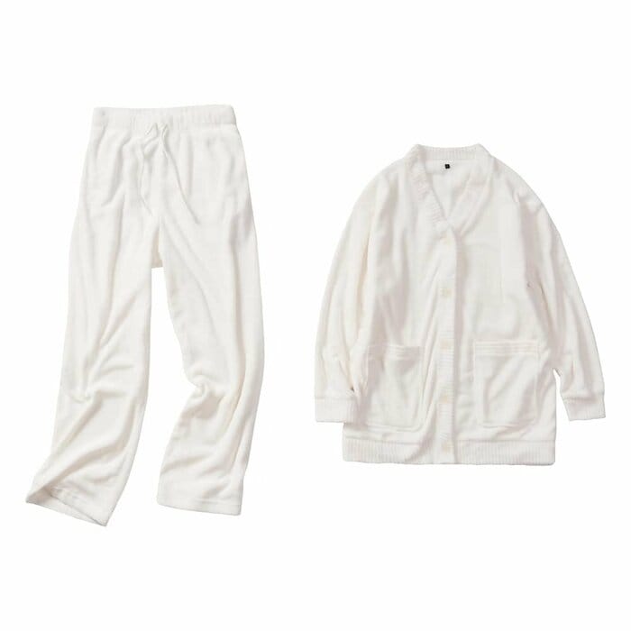 上着は前開きのボタン仕様になっているため、着脱が簡単