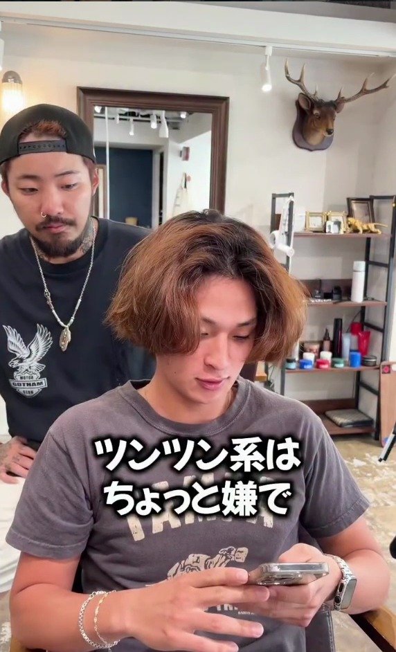 「インターン行かなダメで」と話していた男性が、カットとカラーで黒髪の無造作ショートにスタイルチェンジ
