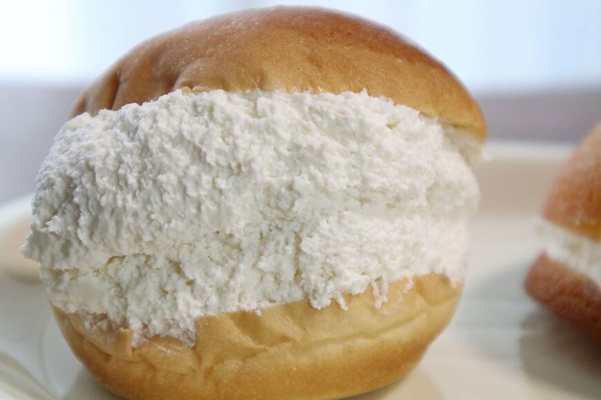 セブンイレブン『ストロベリー＆ラズベリーソース仕立て マリトッツォ』