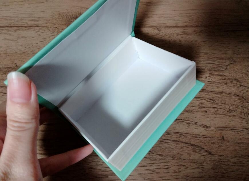 筆者撮影（セリア、ブック型ボックスS ヴィンテージフォレスト）