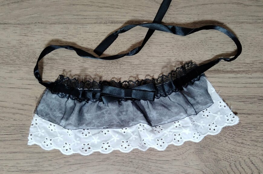 筆者撮影（セリア、ペットコスチューム レースリボンチョーカー）