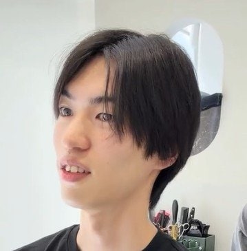 「今までの全てが変わった」美容師に出会い髪型迷子を脱した男性→伸び切った髪のカットで「軽さ際立つセンターパートショート」にスタイルチェンジ
