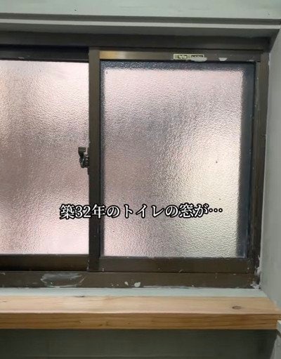 【築32年空き家DIY】年季の入った〈トイレの窓〉に...→木製のおしゃれな〈アンティーク風内窓〉をDIY！