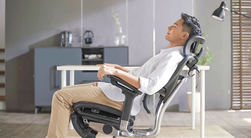 椅子に座っている男性の写真