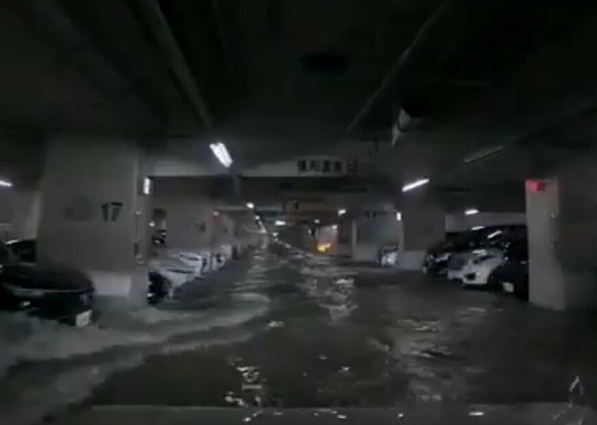 まるで川のようになっていた地下駐車場