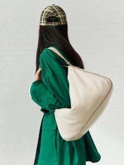 ユニクロ、レザータッチパフィーバッグ商品使用例画像