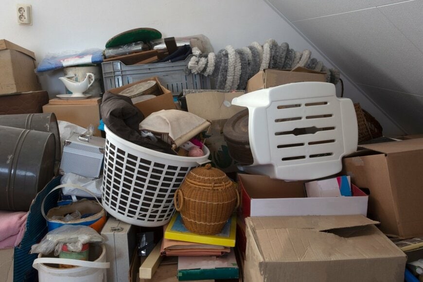 ガラクタだらけの部屋。