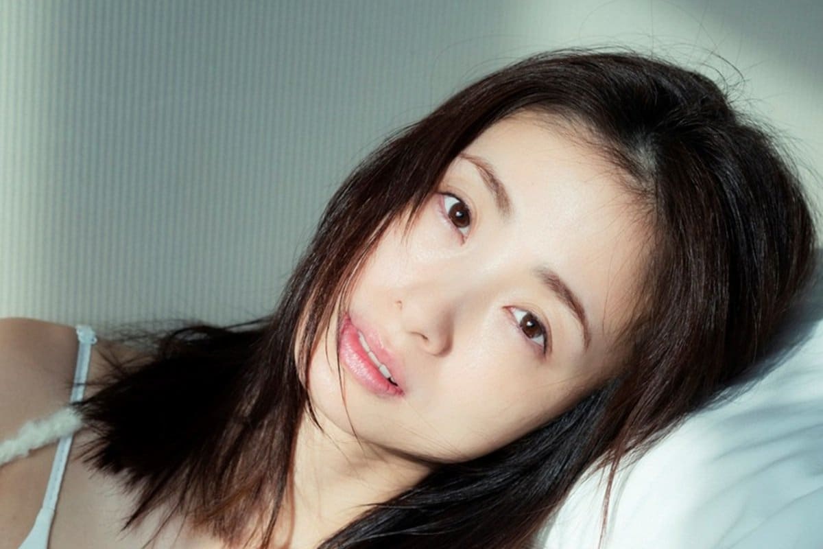 39歳・上戸彩がタイトファッションで抜群スタイル披露！15年ぶり写真集