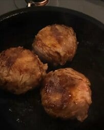 【肉巻きおにぎり弁当】タレが絡んだおにぎりが食欲そそる！彩り副菜も加わったボリューム満点のお弁当