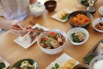 65歳以上・無職世帯「年金月額・生活費・貯蓄額」の平均はいくらか。物価高の中「預貯金だけでは不安」に現役IFAがお答え