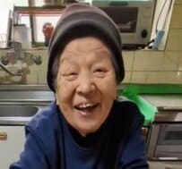 杖生活の84歳おばあちゃん「孫の誕生日に買ってきたもの」に感動！まさかすぎる切り方にも大反響「ワイルドすぎるwww」