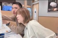 【33歳差カップル】回転寿司で晩ご飯を食べる様子が話題！2人の仲良しな様子に癒される人続出