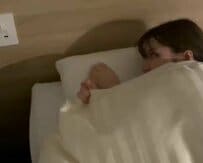 「もう寝よう」と客室のベッドに入って電気を消したら…多くの人が体験する「あるある」に思わず共感してしまう