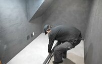 「かっこいいなぁ」空き家の〈PC部屋〉→木材×アイアンペイントで部屋幅いっぱいの〈L字デスク〉をDIY！反響続々