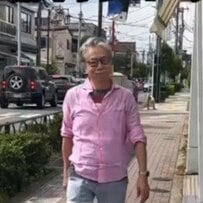 【73歳イケオジ】ショートパンツが主役の「夏コーデ」がおしゃれ！“ピンクのシャツ”合わせたセンスが光る着こなし