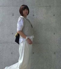 【還暦マダム】ZARAのニットベスト×UNIQLOのバギージーンズ！爽やかなホワイトコーデにベストをプラス