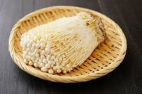 「冷蔵庫で成長」したえのきを撮影　見慣れた姿とかけ離れた変貌ぶりに「怖い」