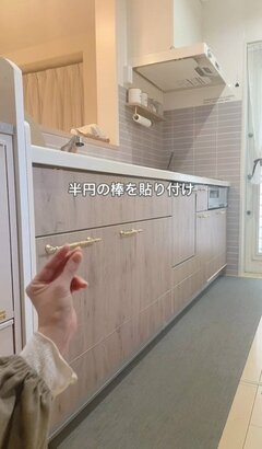 3児ママが…キッチンの扉を〈框扉風〉にリメイク！木目シートをきれいに貼る方法が「すごい職人技！」と話題