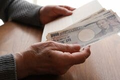 【老後資金、どれくらいある？】65歳以上・二人以上世帯「貯蓄額2500万円以上」は何％いる？《平均値・中央値》もチェック！