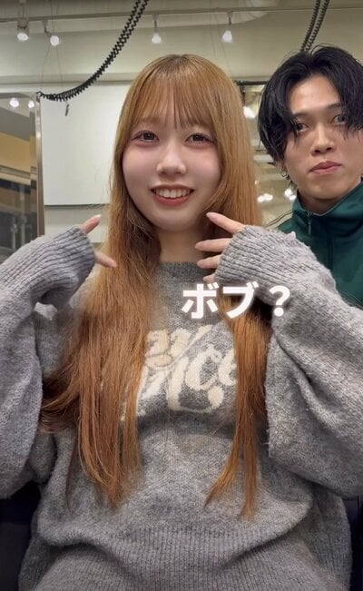 超ロングヘアのビフォーの女性