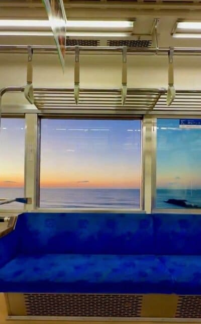 江ノ電の車窓いっぱいに広がる美しい風景