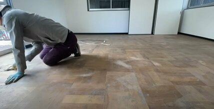 【築50年中古住宅DIY】ボロボロ床をカフェ風の温かい雰囲気に大変身！「ここまで来ると見違えますね」「凄いわ」と反響続々