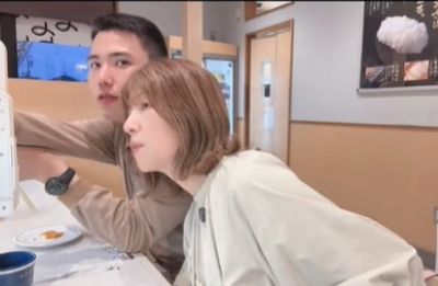 【33歳差カップル】回転寿司で晩ご飯を食べる様子が話題！2人の仲良しな様子に癒される人続出