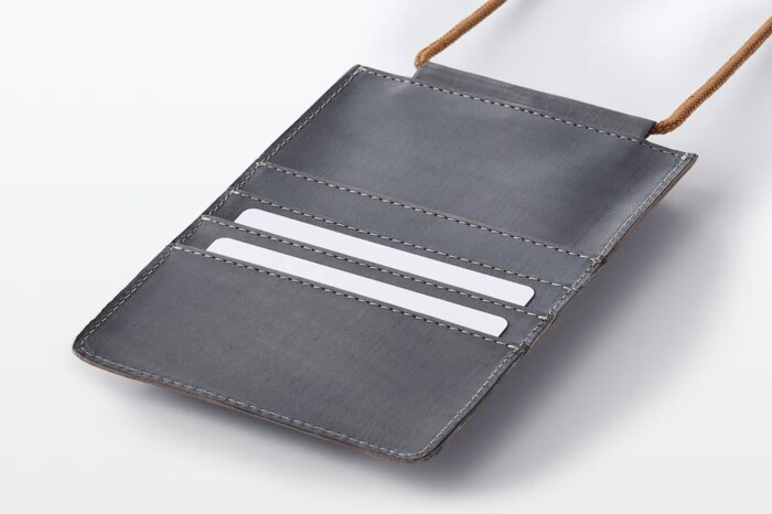 裏面はカード4枚を収納できる仕様