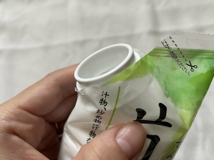 切り口が約5センチになるように、袋を斜めにカット