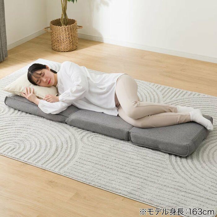 背もたれを倒せば、フラットなごろ寝スタイルに