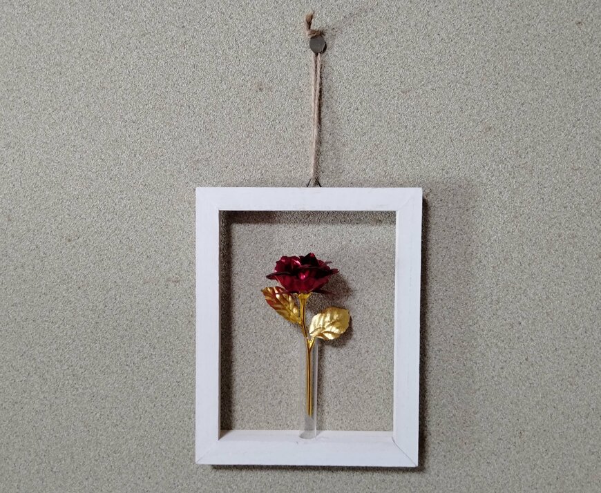 筆者撮影（セリア、ウッドハンギング一輪挿し）