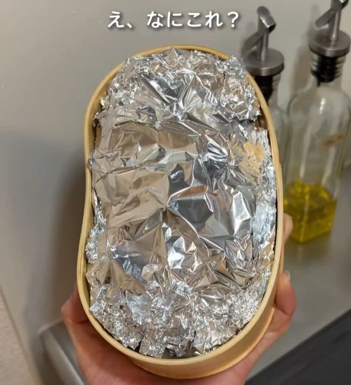 パートナーに贈る【なにが出てくるかお楽しみ弁当】　「アルミをどどん」豪快に詰めた【包み焼きハンバーグ】に「嬉しいしかない」「お店みたい」の声