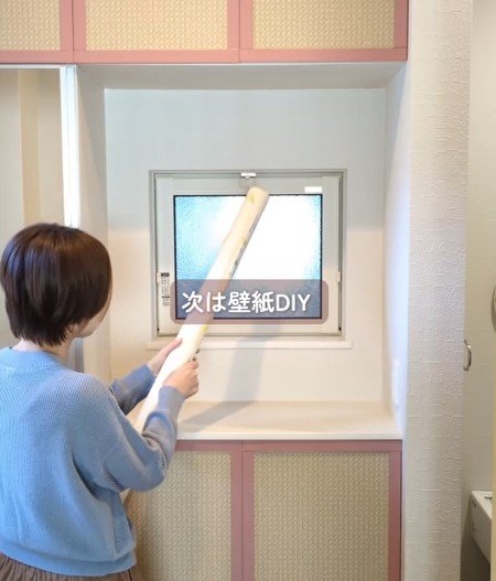 「とっても素敵！」築6年住宅の〈玄関〉を1児ママが模様替え→イエローの壁紙で「見るたびに気分が上がる」空間に！