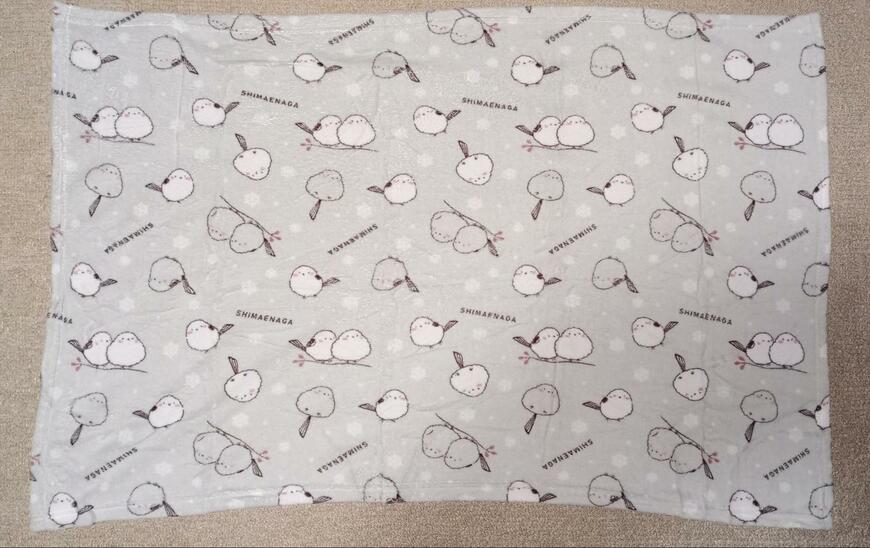 出所：筆者撮影（ダイソー、ひざかけ（サンゴマイヤー、シマエナガ））