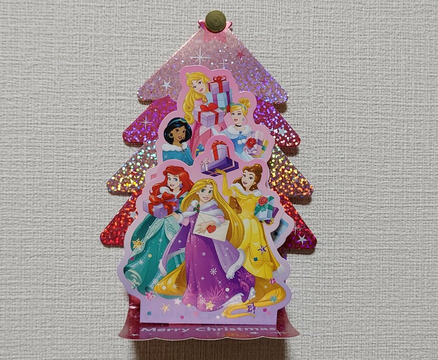 筆者撮影（ダイソー、カード クリスマスCC（ディズニープリンセス）ホログラム立体）