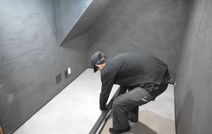 「かっこいいなぁ」空き家の〈PC部屋〉→木材×アイアンペイントで部屋幅いっぱいの〈L字デスク〉をDIY！反響続々