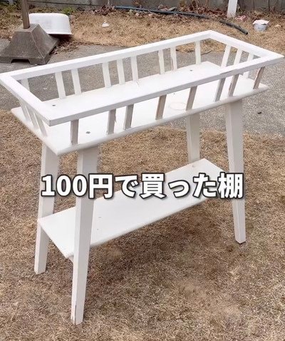 【100均DIY】100円の〈ホワイトの棚〉をグリーンへ塗装。親子で一緒にペンキを塗り、植物ともよく馴染む落ち着いた色合いへと変化を楽しむ手軽なリメイク