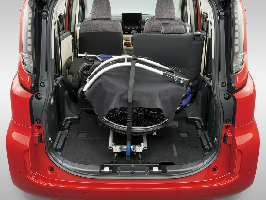 出所：トヨタ自動車株式会社　公式企業サイト「既販車への後付け車いす収納装置を発売」