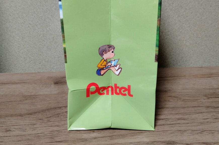 筆者撮影（ダイソー、ペーパーバッグ（ぺんてるくれよん柄））