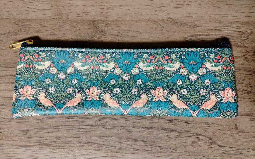 筆者撮影（セリア、ペンケース ウィリアム・モリス デザイン）