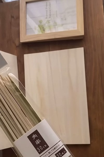 セリアとキャンドゥの100均木製アイテムを組み合わせて作る「引き戸棚」のDIYアイデア。手軽な材料でおしゃれに高見えする、実用的でインテリアに馴染む家具作り術